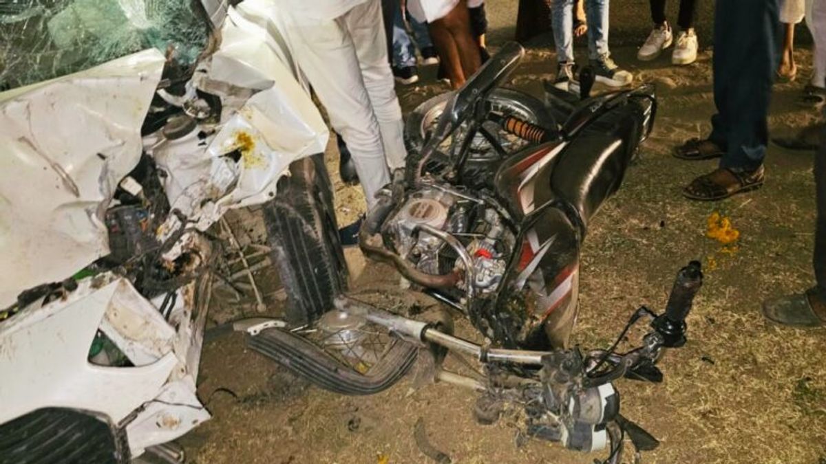 टोंक: दो बाइक सवारों को कार ने मारी टक्कर, मां-बेटा समेत 3 की मौत टोंक: दो बाइक सवारों को कार ने मारी टक्कर, मां-बेटा समेत 3 की मौत