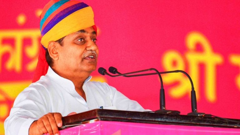 सीएम भजनलाल शर्मा पर एक बार फिर हमलावर हुए डोटासरा! बताया क्या है पर्ची सरकार का मतलब? डोटासरा के सामने लगे मोदी-मोदी के नारे, हड़बड़ाए और कर डाली ये भारी भूल