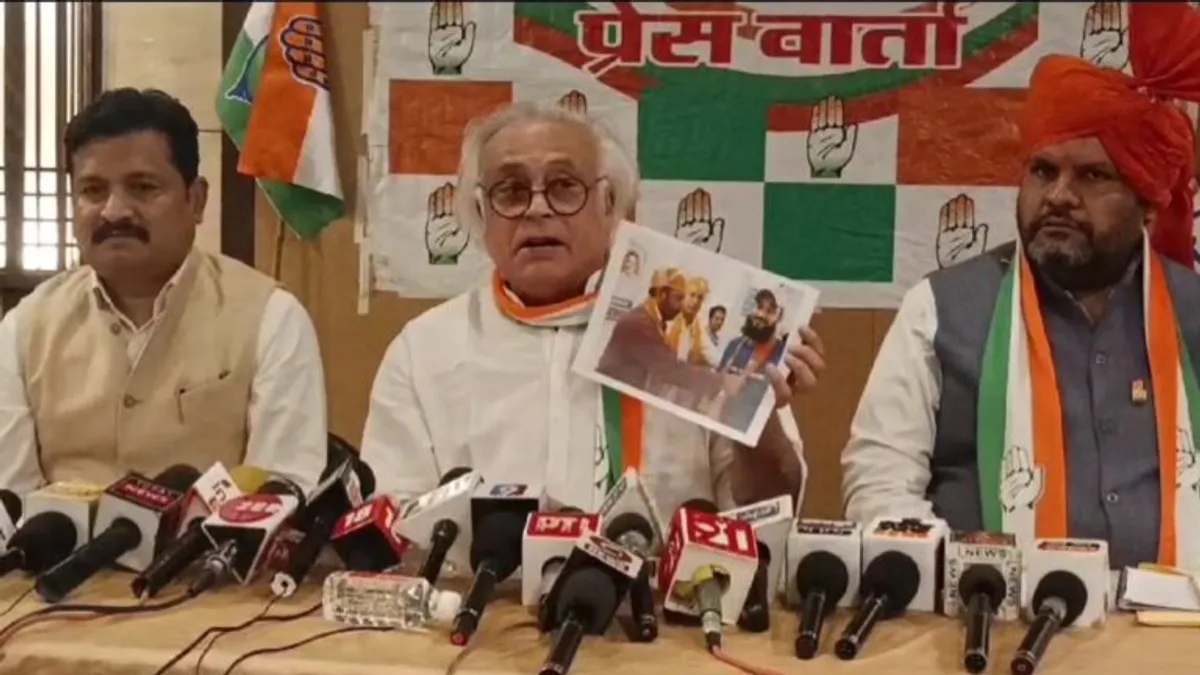 उदयपुर: राज्यसभा सांसद जयराम रमेश ने कन्हैया के हत्यारों के साथ बीजेपी नेताओं की दिखाई तस्वीर! उदयपुर: राज्यसभा सांसद जयराम रमेश ने कन्हैया के हत्यारों के साथ बीजेपी नेताओं की दिखाई तस्वीर!