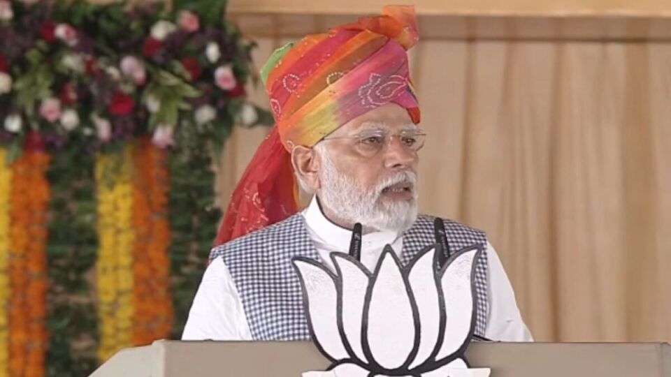 Rajasthan Election: कांग्रेस के गढ़ में PM मोदी बोले; कमल का बटन ऐसे दबाओ जैसे फांसी दे रहे हो