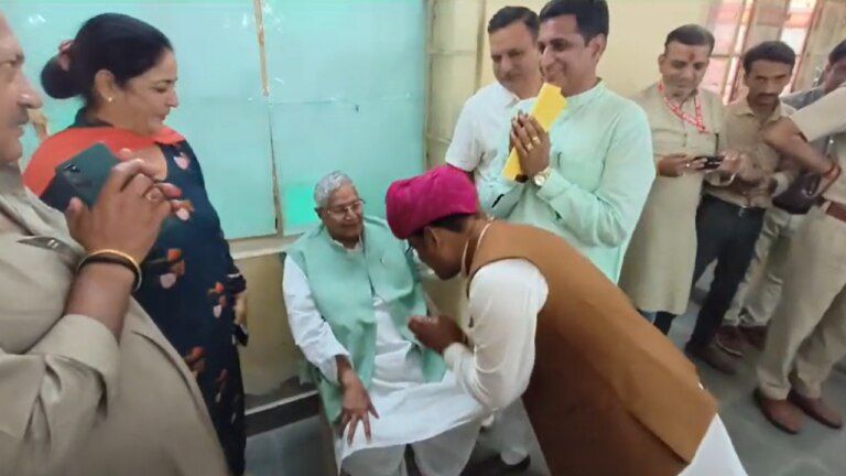 नामांकन के दौरान दिखा गजब नजारा! बीजेपी प्रत्याशी ने निर्दलीय चुनाव लड़ रहे कैलाश मेघवाल के छुए पैर NewsTak