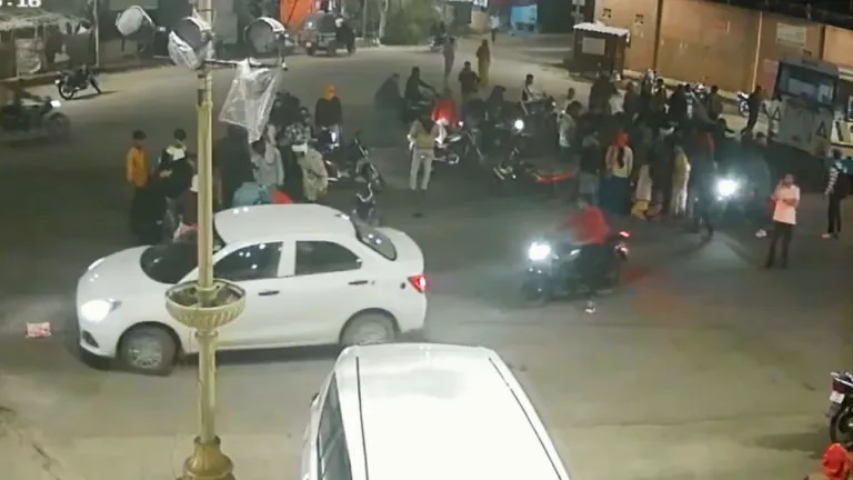 2 बाइक की टक्कर में सड़क पर गिरी गर्भवती, कुचलते हुए निकल गई रोडवेज बस, देखें Video