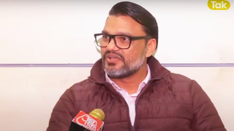 Video: सीएम की कुर्सी से गहलोत के हटते ही फट पड़े उनके OSD लोकेश शर्मा, खोलने लग गए पोल! OSD Lokesh Sharma is exposing Gehlot: गहलोत के कुर्सी से हटते ही OSD लोकेश शर्मा खोलने लग गए उनकी पोल!