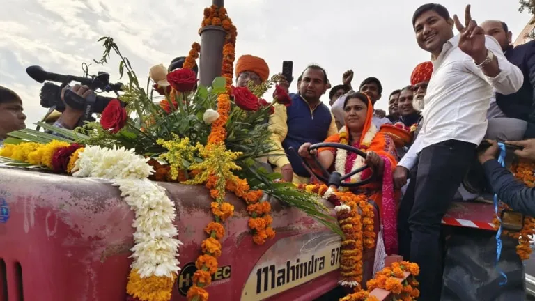 पेट्रोल महंगा होने के चलते बाइक से विधानसभा पहुंचे विधायक! इधर महिला MLA ने लिया ट्रैक्टर का सहारा NewsTak