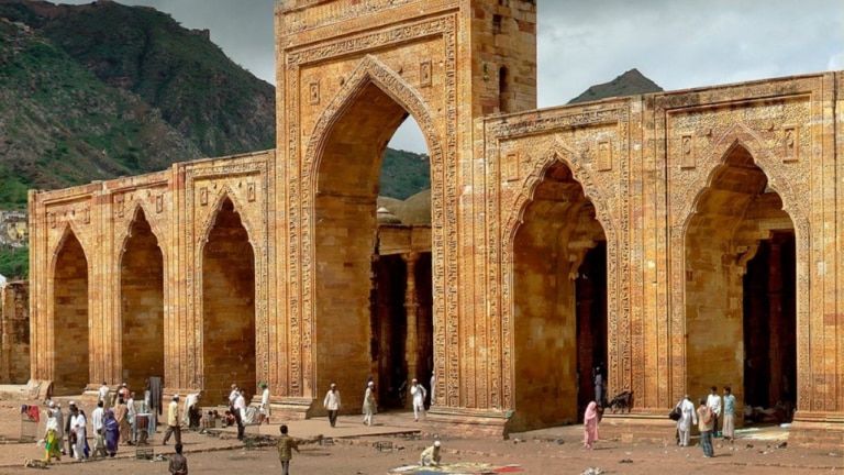 बीजेपी सांसद के बयान से चर्चा में आई ‘अढ़ाई दिन का झोपड़ा’ मस्जिद , जानें क्या कहता है इसका इतिहास बीजेपी सांसद के बयान से चर्चा में आया ‘अढ़ाई दिन का झोपड़ा’, जानें क्या कहता है इसका इतिहास