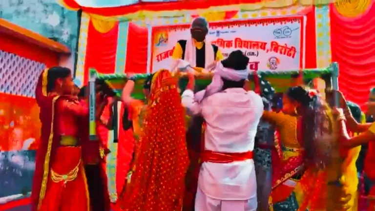Rajasthan: चारपाई पर बैठकर डांस करते नजर आए मंत्री बाबूलाल खराड़ी, यहां देखें वायरल Video