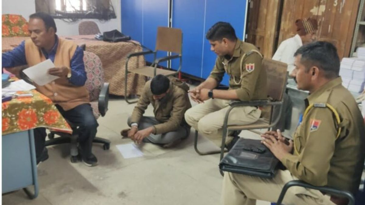 पाली: परीक्षा केंद्र पर पकड़ा गया डमी कैंडिडेट, किसी दूसरे की जगह देने आया था एग्जाम, यूं आया पकड़ में पाली: परीक्षा केंद्र पर पकड़ा गया डमी कैंडिडेट, किसी दूसरे की जगह देने आया था एग्जाम, यूं आया पकड़