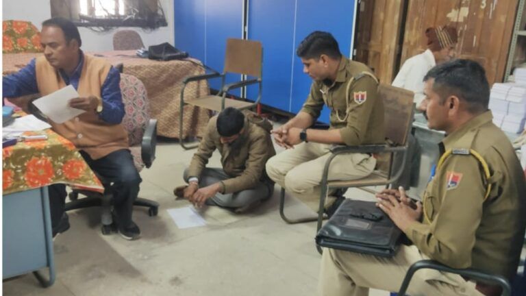 पाली: परीक्षा केंद्र पर पकड़ा गया डमी कैंडिडेट, किसी दूसरे की जगह देने आया था एग्जाम, यूं आया पकड़ में पाली: परीक्षा केंद्र पर पकड़ा गया डमी कैंडिडेट, किसी दूसरे की जगह देने आया था एग्जाम, यूं आया पकड़