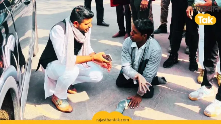 युवा विधायक रविंद्र भाटी ने विधानसभा के बाहर दिव्यांग को देख किया कुछ ऐसा कि खूब हो रही चर्चा