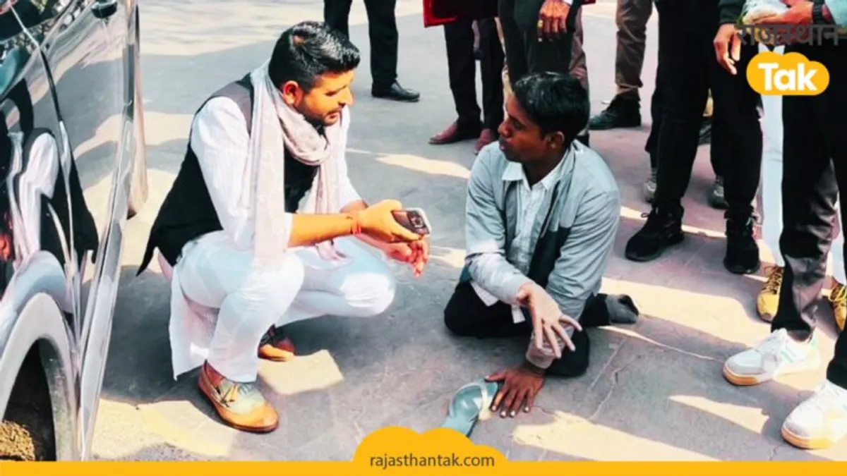 युवा विधायक रविंद्र भाटी ने विधानसभा के बाहर दिव्यांग को देख किया कुछ ऐसा कि खूब हो रही चर्चा युवा विधायक रविंद्र भाटी ने विधानसभा के बाहर दिव्यांग को देख किया कुछ ऐसा कि खूब हो रही चर्चा
