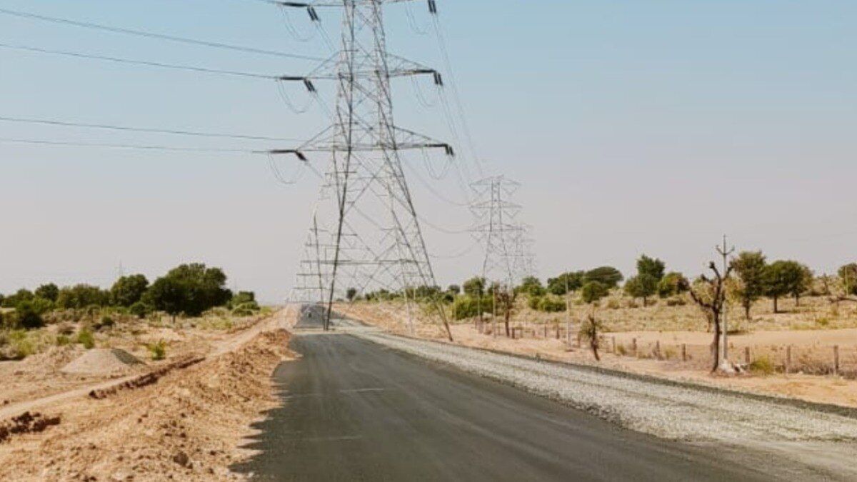 Barmer: सोता रहा प्रशासन! ठेकेदार ने हाईटेंशन लाइन हटाए बिना बना दी 28KM की सड़क Barmer: सोता रहा प्रशासन! ठेकेदार ने हाईटेंशन लाइन हटाए बिना बना दी 28KM की सड़क