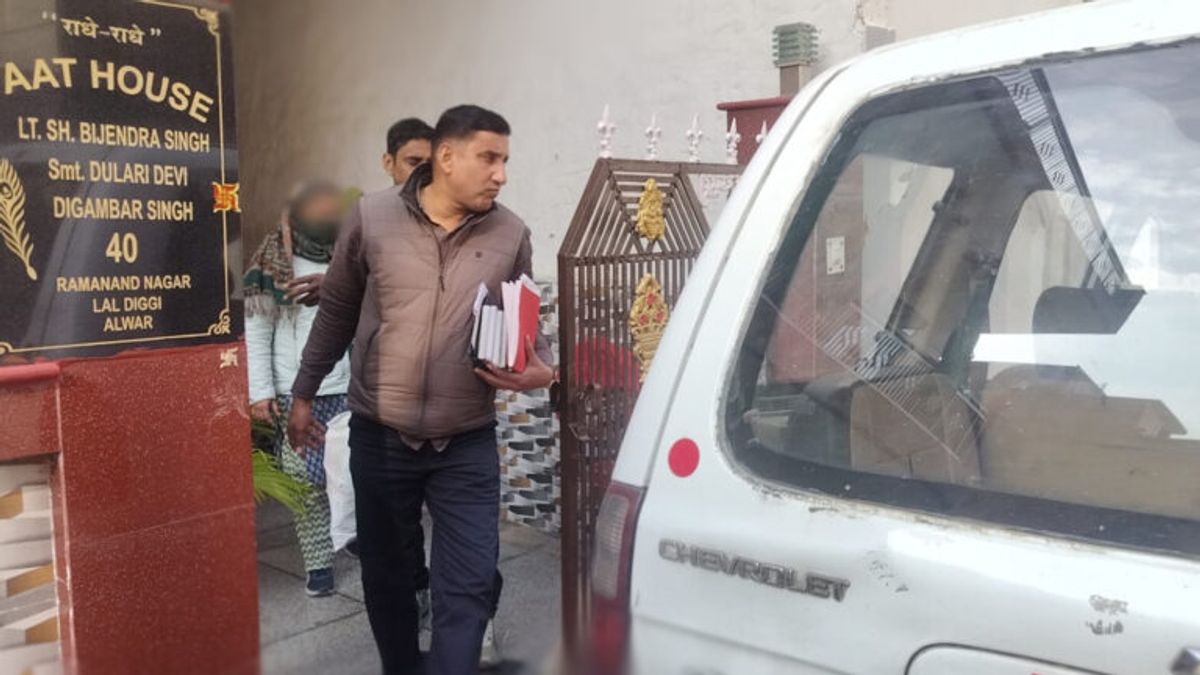 Alwar: हनीट्रैप में सिर्फ पुलिसवालों को फंसाती थी महिला, अपने जाल में फंसाने के लिए यूं रचती थी चक्रव्यूह Alwar: हनीट्रैप में सिर्फ पुलिसवालों को फंसाती थी महिला, अपने जाल में फंसाने के लिए यूं रचती थी