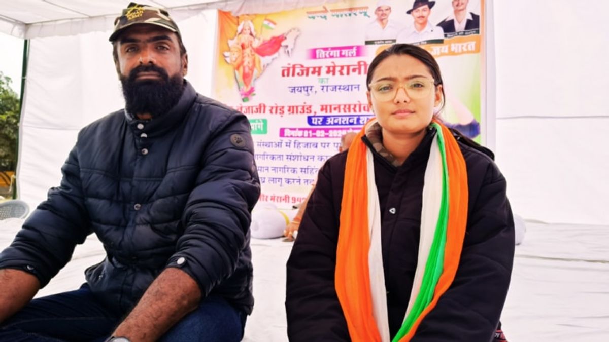 हिजाब पर बैन लगाने की मांग को लेकर अनशन पर बैठे मुस्लिम बाप-बेटी, फतवे के बाद मिलने लगी धमकियां! हिजाब पर बैन लगाने की मांग को लेकर अनशन पर बैठे मुस्लिम बाप-बेटी, फतवे के बाद मिलने लगी ये धमकियां!