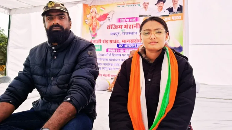 हिजाब पर बैन लगाने की मांग को लेकर अनशन पर बैठे मुस्लिम बाप-बेटी, फतवे के बाद मिलने लगी धमकियां! हिजाब पर बैन लगाने की मांग को लेकर अनशन पर बैठे मुस्लिम बाप-बेटी, फतवे के बाद मिलने लगी ये धमकियां!