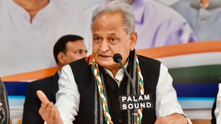 Rajasthan: वसुंधरा राजे के पड़ोसी बने गहलोत, बोले- 'रिमोट से चल रही है सरकार, CM से ज्यादा डिप्टी सीएम पावरफुल' Rajasthan: वसुंधरा राजे के पड़ोसी बने गहलोत, बोले- 'रिमोट से चल रही है सरकार, CM से ज्यादा डिप्टी सीएम पावरफुल'