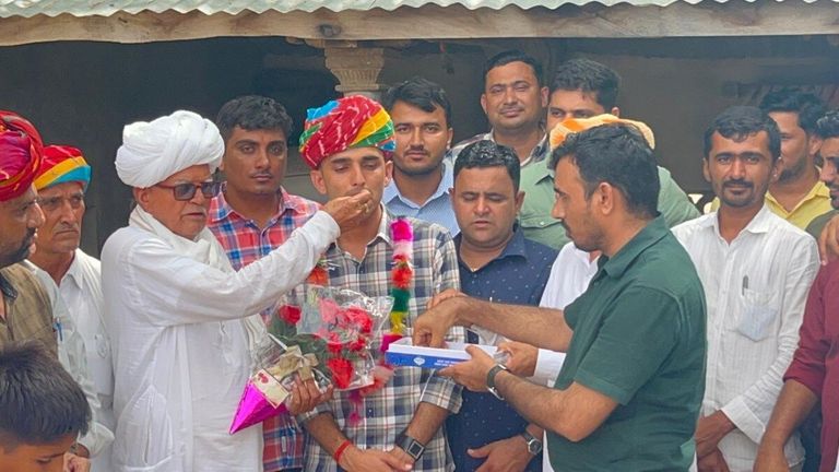 राजस्थान पेपर लीक मामला: SI भर्ती परीक्षा टॉपर नरेश बिश्नोई गिरफ्तार, रिजल्ट जारी होने के बाद घर पर बंट रही थी मिठाईयां NewsTak