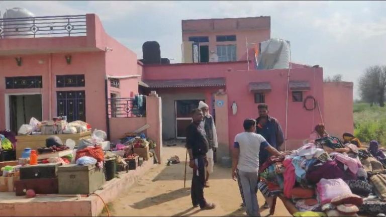 चूरू: काला जादू या विज्ञान का चमत्कार? घर में 6 दिनों से जल रही रहस्यमयी आग,1 महीने में 3 सदस्य गंवा चुके जान चूरू: काला जादू या विज्ञान का चमत्कार? घर में 6 दिनों से जल रही रहस्यमयी आग,1 महीने में 3 सदस्य गंवा चुके जान