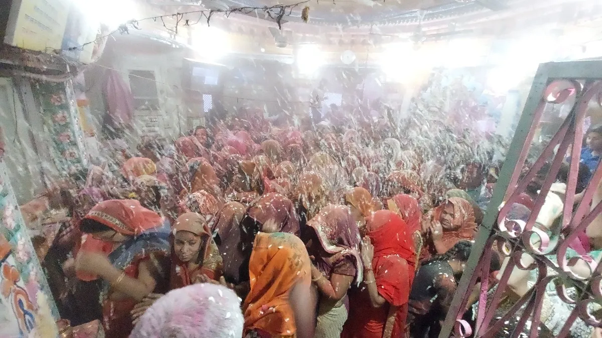 Happy Holi: बूंदी में फाग उत्सव की धूम, चारभुजा नाथ मंदिर में होली खेलने पहुंचे विदेशी पर्यटक