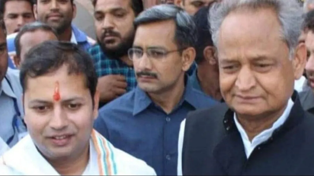 अपने पिता अशोक गहलोत के साथ वैभव गहलोत (फाइल फोटो)