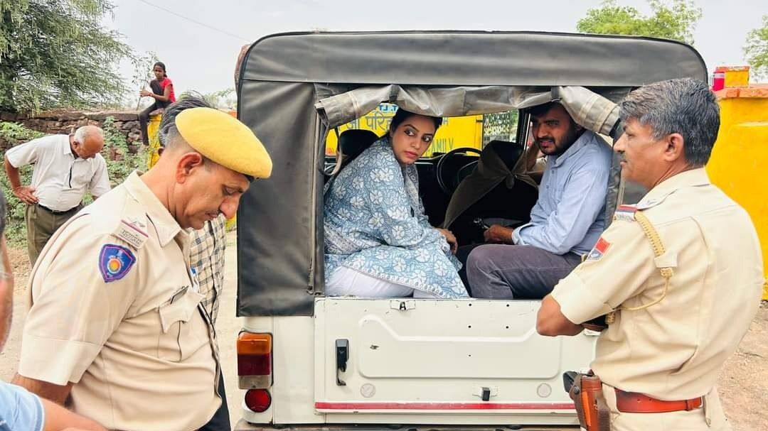 'कान खोलकर सुन लीजिए...', पुलिस अधिकारी पर भड़की दिव्या मदेरणा, बोली- आपके कमिश्ननर से बात करूंगी