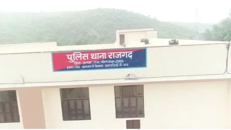 Alwar: महिला को इलाज करवाने के बहाने गांव से आए, रास्ते में कोल्ड ड्रिंक में पिलाया नशीला पदार्थ, फिर किया ये सब.. Alwar: महिला को इलाज करवाने के बहाने गांव से आए, रास्ते में कोल्ड ड्रिंक में पिलाया नशीला पदार्थ, फिर किया ये सब..