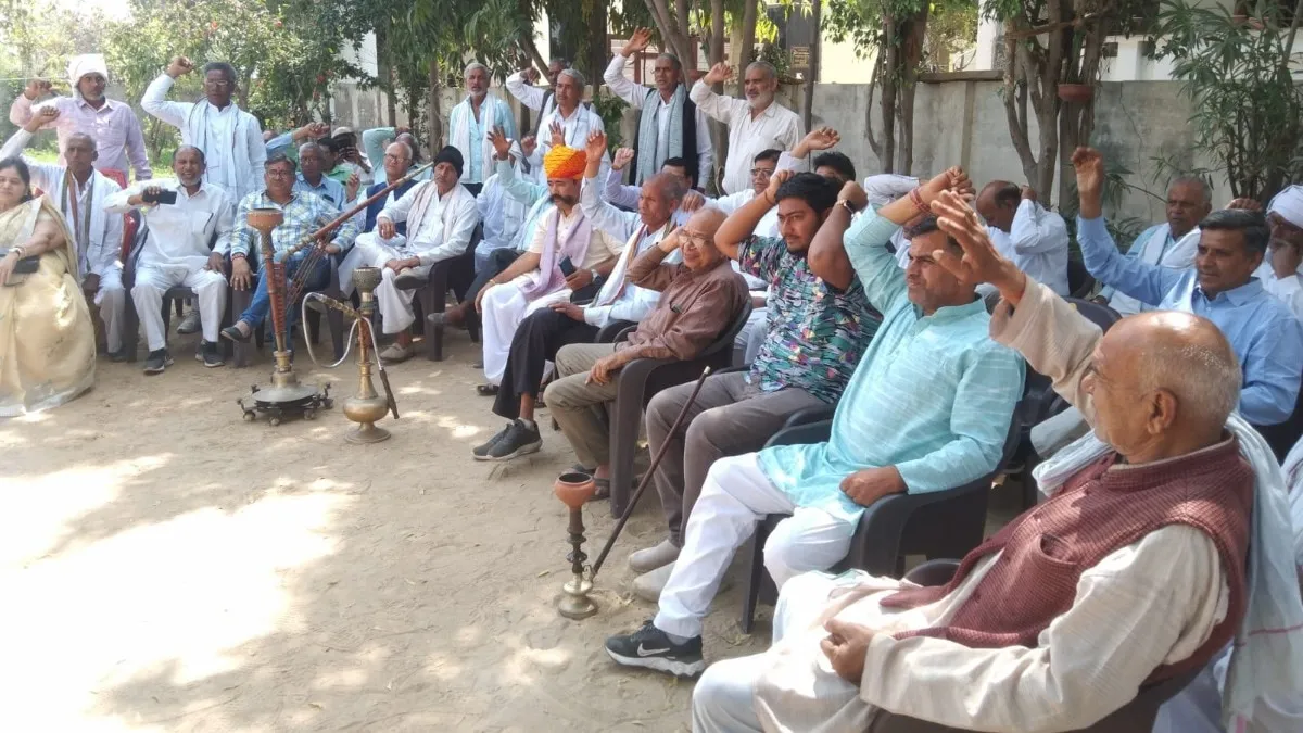 कई विधानसभाओं के पंच पटेलों ने 3 लोकसभा सीट पर BJP को हराने की ठान ली. 