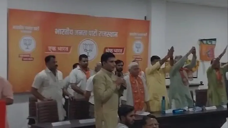 Rajasthan: मीटिंग में आपस में भिड़े BJP नेता, एकजुटता के लिए रखी गई थी बैठक, एक-दूसरे को मारने दौड़े समर्थक Rajasthan: मीटिंग में आपस में भिड़े BJP नेता, एकता प्रदर्शन के लिए रखी गई थी बैठक, एक-दूसरे को मारने दौड़े समर्थक