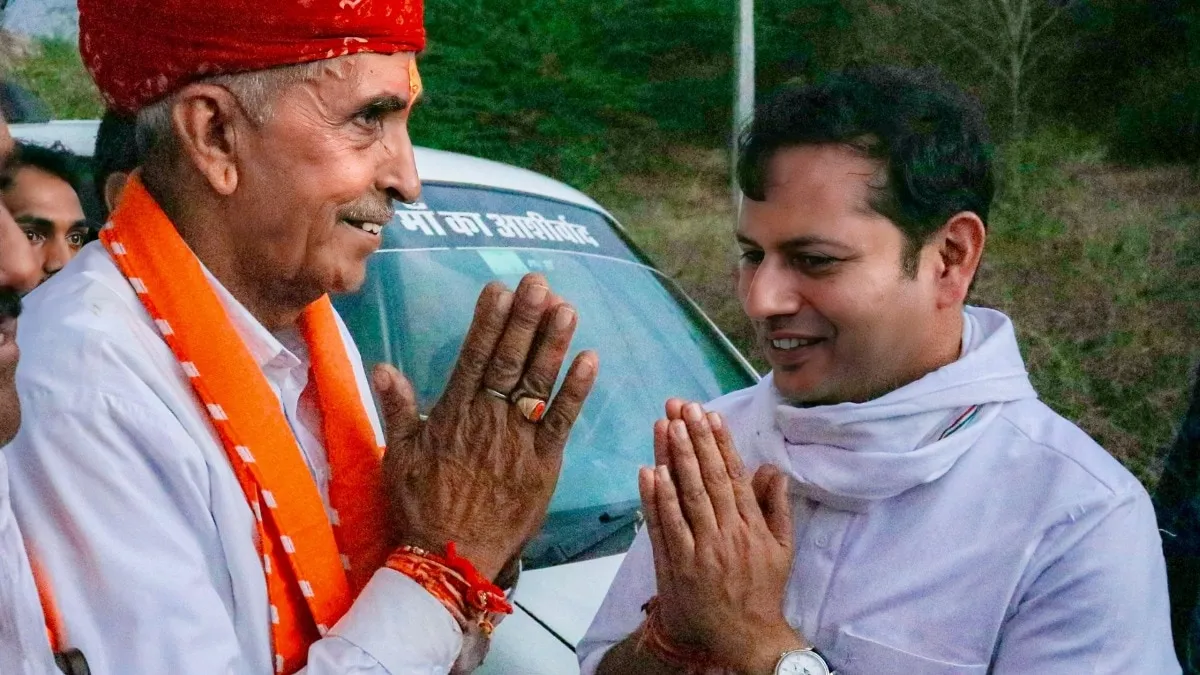 Lok Sabha Election: चुनाव प्रचार के दौरान BJP प्रत्याशी लुंबाराम चौधरी के पैर क्यों छूने लगे वैभव गहलोत? Lok Sabha Election: चुनाव प्रचार के दौरान BJP प्रत्याशी लुंबाराम चौधरी के पैर क्यों छूने लगे वैभव गहलोत?