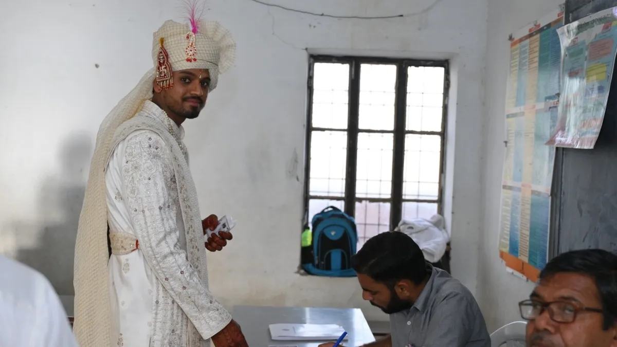 Lok Sabha Election: निकासी के बाद बारात को साथ लेकर वोट डालने पहुंचा दूल्हा, बोला- 'मतदान करने के बाद ही दु्ल्हन लाऊंगा'