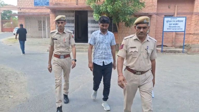 Barmer: रविंद्र सिंह भाटी के करीबी से हुई मारपीट! पुलिसकर्मियों को मिली बड़ी सजा NewsTak