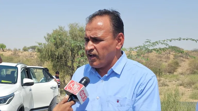 Barmer: रविंद्र भाटी को चुनाव हराने के बाद लोगों के बीच पहुंचे उम्मेदाराम बेनीवाल, सांसद बनते ही खेल दिया बड़ा दांव! तस्वीर: राजस्थान तक.