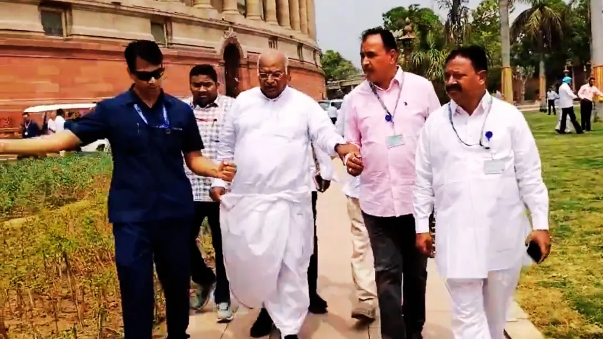 रविंद्र भाटी को हराने वाले उम्मेदाराम का सहारा लेकर संसद में पहुंचे कांग्रेस के राष्ट्रीय अध्यक्ष खड़गे, वायरल हुआ Video NewsTak