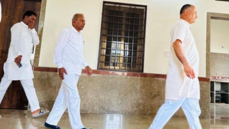 Barmer: पूर्व MLA मेवाराम जैन को मिली रेप केस में मिली क्लीनचीट, अब BJP के बड़े नेता के साथ वायरल हुई तस्वीर Mewaram Jain