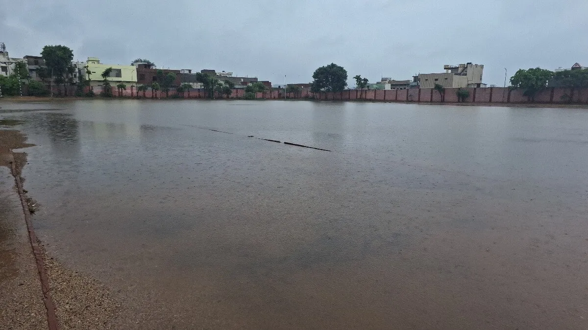 Rajasthan Weather Update: भारी बारिश ने करौली में बढ़ाई मुसीबत! सुबह से जारी बारिश नहीं ले रही थमने का नाम, दरिया बना हाईवे NewsTak