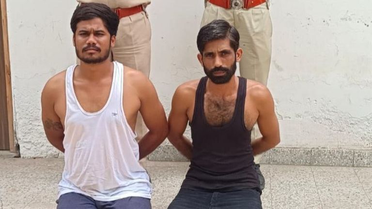 स्पा सेंटर पर ग्राहक बनकर पहुंची पुलिस तो लड़कियों में मच गया हड़कंप, पत्रकारिता की आड़ में चल रहा था डर्टी गेम NewsTak