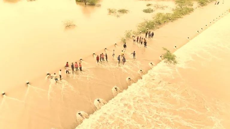 Rajasthan: रेगिस्तान में सूखी पड़ी नदी में पानी देख नाचने लगे ग्रामीण, पूजा करके ओढाई चुनरी NewsTak