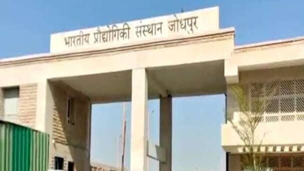  पहले किया ब्रेनवॉश और फिर हो गई लाखों की ठगी...आखिर क्या है साइबर अरेस्ट, जिसका शिकार हो गईं IIT प्रोफेसर?