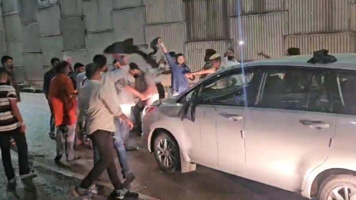 उदयपुर में यूथ कांग्रेस का प्रदर्शन: प्रभारी राधा मोहन अग्रवाल की कार पर स्याही फेंकी, सचिन पायलट पर दिया था ये बयान udaipur