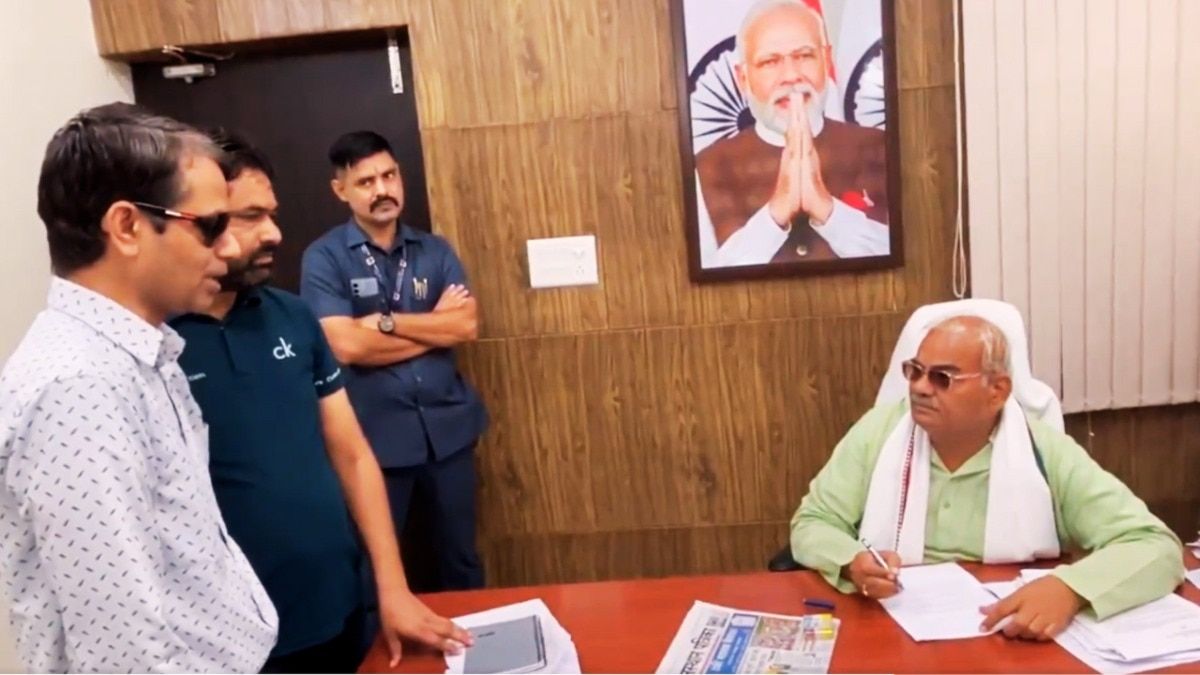 ट्रांसफर की अर्जी लेकर शिक्षामंत्री मदन दिलावर के आवास पर पहुंचा नेत्रहीन शिक्षक, देखिए आगे क्या हुआ? NewsTak