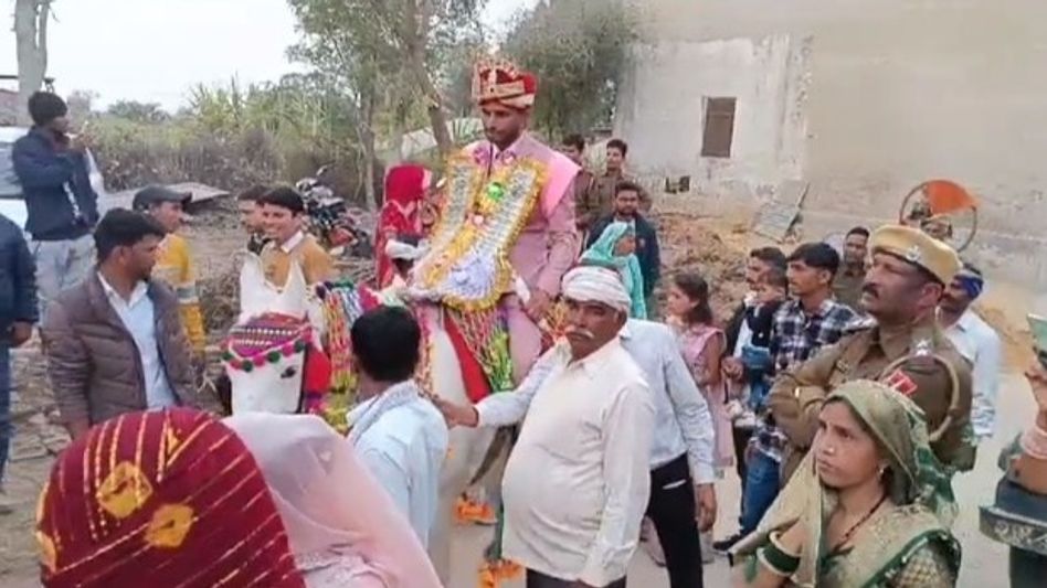 Video: दलित युवक को घोड़ी पर निकासी निकालने से रोका तो मौके पर पहुंची 3 थानों की पुलिस, छावनी देख दूल्हे ने दिया ये रिएक्शन Video Thumbnail