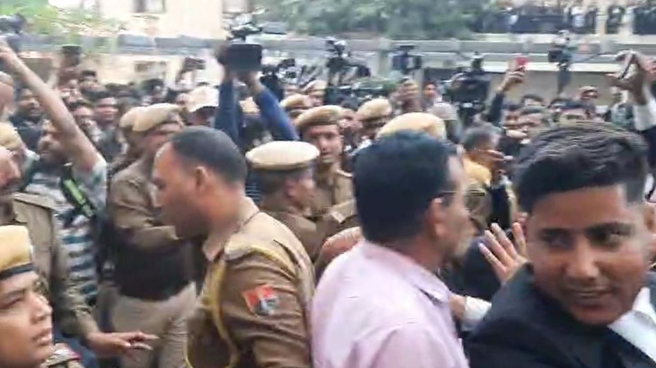पेपर लीक केसः कोर्ट में हुई आरोपियों की पेशी तो वकीलों ने फर्जी थानेदारों की कर दी पिटाई Video Thumbnail