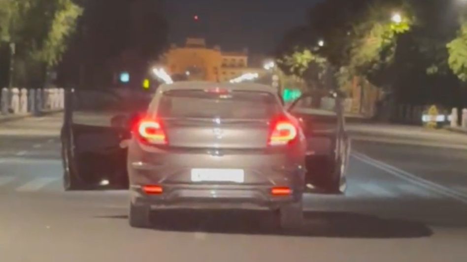 Viral video: नशे में धुत 2 युवक चलती कार के साथ कर रहे थे स्टंट, बेकाबू हुई गाड़ी, देखिए फिर क्या हुआ? Video Thumbnail