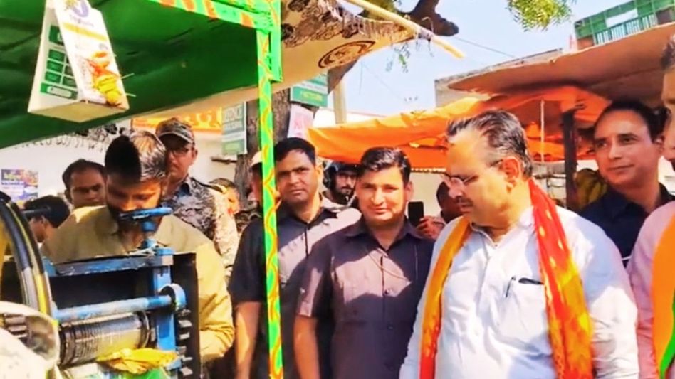 CM भजनलाल काफिला रुकवाकर क्यों पहुंच गए गन्ने के जूस वाले ठेले पर? Video वायरल Video Thumbnail