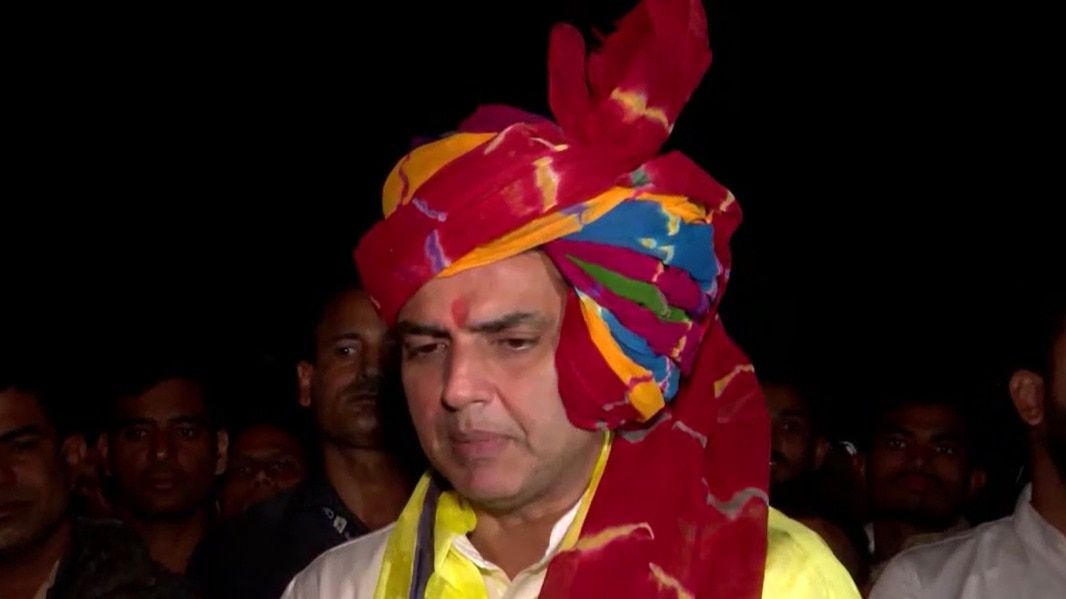 सचिन पायलट ने MP के मंदसौर में पहुंचकर इतनी तेज बांधी राजस्थानी पगड़ी कि हैरान रह गए लोग Video Thumbnail