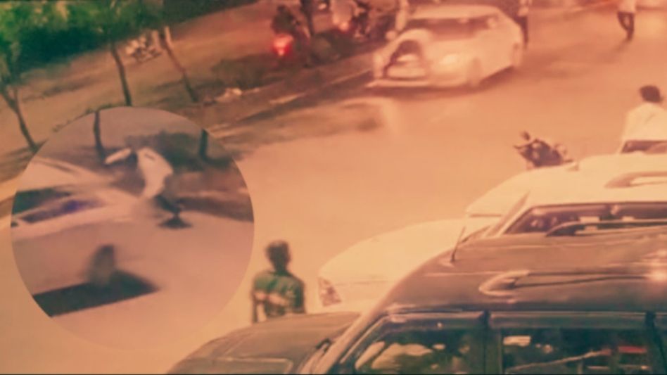 Jaipur: खुद की चोरी हुई कार को देखकर जान पर खेल गया मालिक, सामने आया हैरान कर देने वाला Video Video Thumbnail