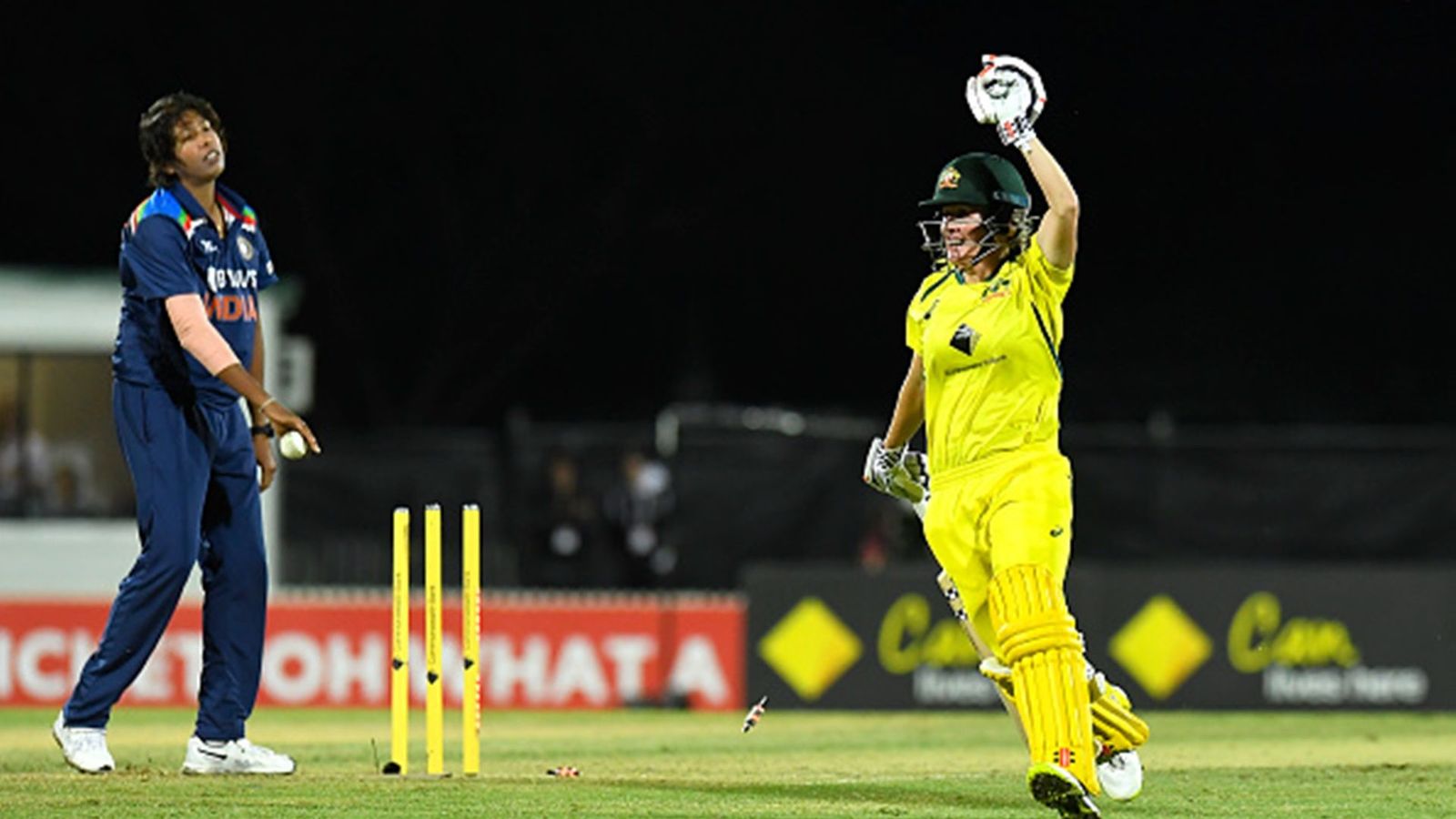 ऑस्ट्रेलिया ने भारतीय महिला टीम के जबड़े से छीना मैच, आखिरी गेंद पर 5 विकेट से मिली जीत ऑस्ट्रेलिया ने भारतीय महिला टीम के जबड़े से छीना मैच, आखिरी गेंद पर 5 विकेट से मिली जीत