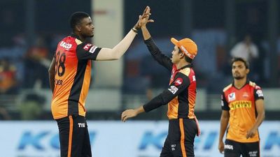 IPL 2021: हार से लाचार हैदराबाद को मिली दो सौगात... विराट की हार और उमरान मलिक की रफ्तार SportsTak Hindi