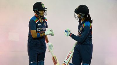 IND 'w' vs AUS 'w' : टीम इंडिया की धाकड़ शुरुआत के बाद बारिश से धुला पहला टी-20 SportsTak Hindi