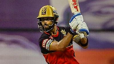 अंतिम गेंद पर छक्का मारकर भरत ने दिलाई बैंगलोर को रोमांचक जीत SportsTak Hindi