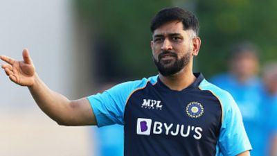 धोनी ने दिखाए भारतीय क्रिकेटरों को 'नए तेवर', पाकिस्तान के खिलाफ मैच से पहले बदला अपना रोल SportsTak Hindi